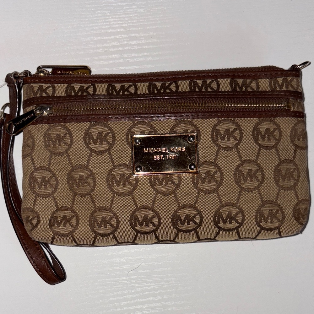 Micheal Kors wristlet MK Logo Wristlet.preloved women’s accessories excellent!